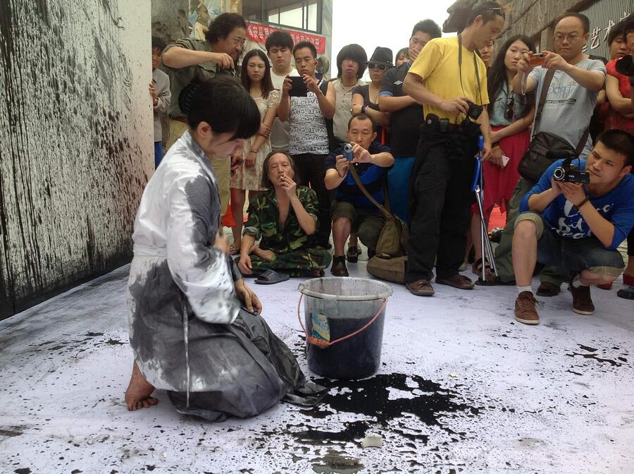 li-xinmo-rinsing-03-art-performance-2013