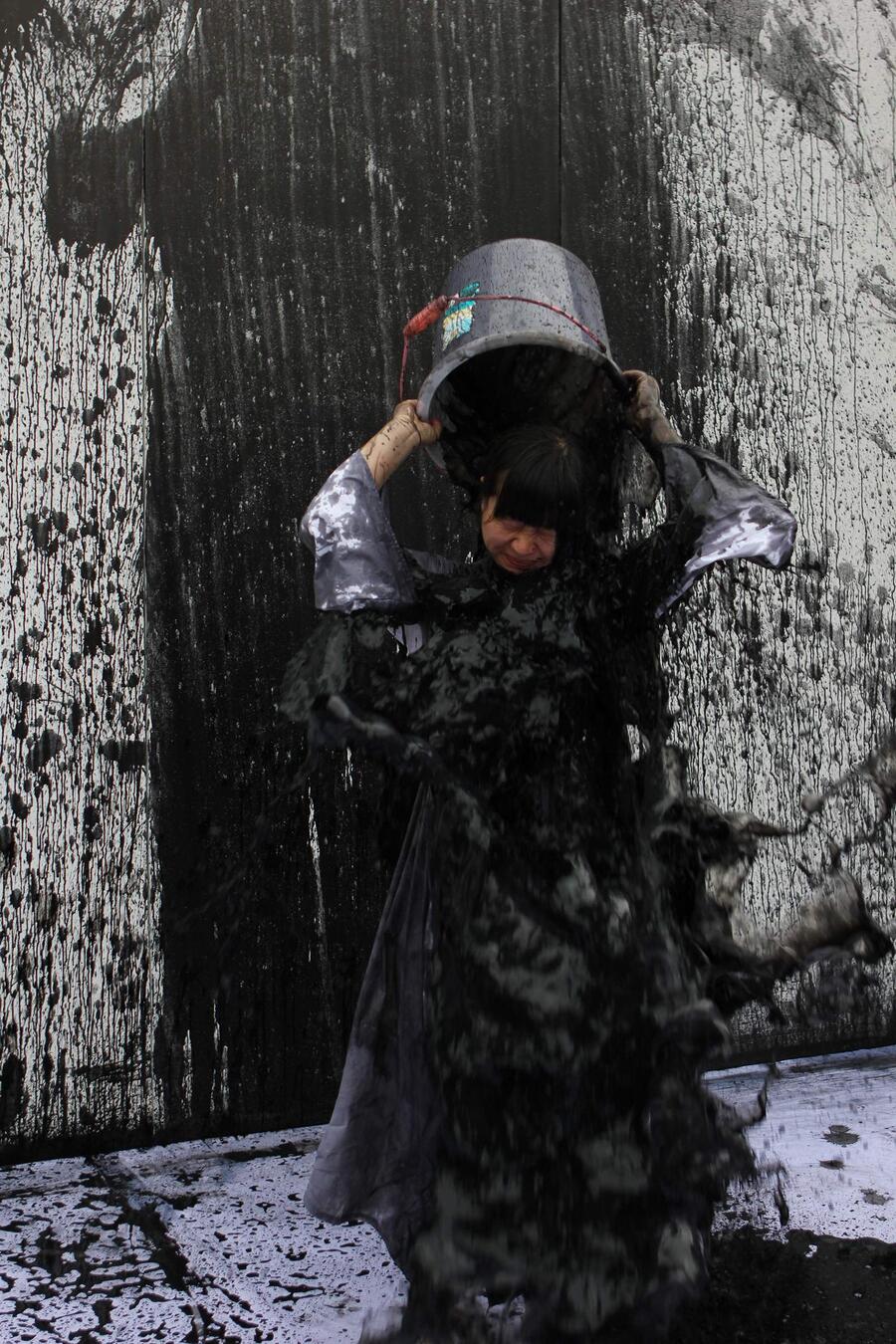 li-xinmo-rinsing-17-art-performance-2013